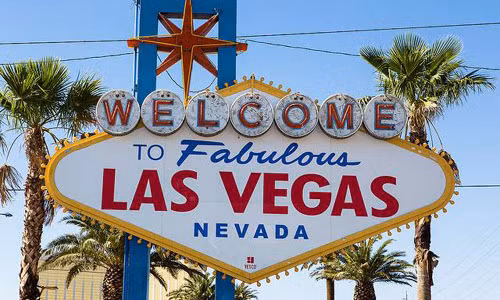  Las Vegas được đánh giá là thành phố không bao giờ ngủ, sự xa hoa, rực rỡ, tráng lệ với bầu không khí đặc trưng tràn đầy năng lượng. Thành phố nổi tiếng này của Mỹ có rất nhiều khách sạn lớn và sang trọng bật nhất thế giới. Theo ước tính, một người sẽ mất tới 288 năm để mỗi đêm nghỉ ở một khách sạn khác nhau tại Las Vegas.