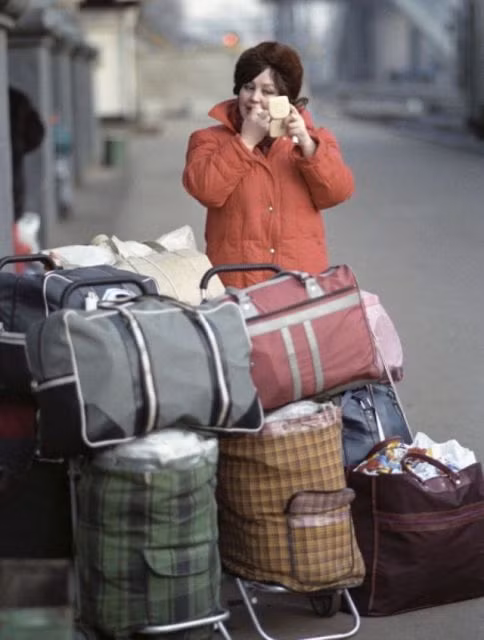 Một người phụ nữ với nhiều đồ đạc trong ngày chuyển nhà năm 1992.