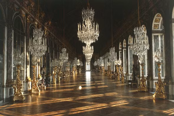 Có thời điểm Venice độc quyền sản xuất gương. Chính vì vậy, những nghệ nhân chế tác gương được đưa đến Pháp. Bên trong cung điện Versaille gây chú ý với tổng cộng 357 chiếc gương.