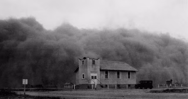 Bụi bay mù mịt cả một khu vực rộng lớn ở Ulysses, Kansas năm 1935.