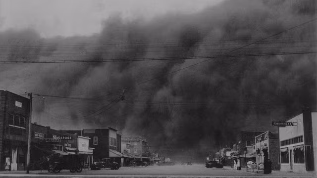 Đường phố ở Ulysses, Kansas tối mịt bởi xảy ra bão bụi ngày 14/4/1935.