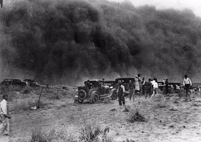 Người dân ở Tyrone, Oklahoma hứng chịu sự tàn phá nghiêm trọng của nhiều cơn bão bụi năm 1935.