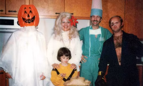 Vào dịp Halloween, không chỉ trẻ con mà cả người lớn cũng hóa trang thành những nhân vật đáng sợ hoặc bất kỳ nhân vật nào mà bản thân thích.