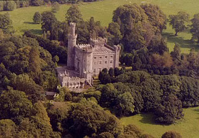 Lâu đài Charleville nằm ở hạt Offaly, Ireland được biết đến với những câu chuyện kỳ bí. Nơi đây được cho là bị linh hồn một gái ngã xuống từ tòa tháp cao nhất ám.