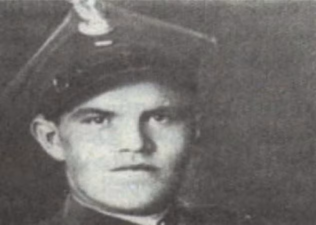 Người đầu tiên đào tẩu thành công khỏi trại tập trung Auschwitz khét tiếng của phát xít Đức là Tadeusz Wiejowski. Người thợ làm giày ở Ba Lan này đã được đưa đến trại tập trung lớn nhất của phát xít Đức vào ngày 14/6/1940.