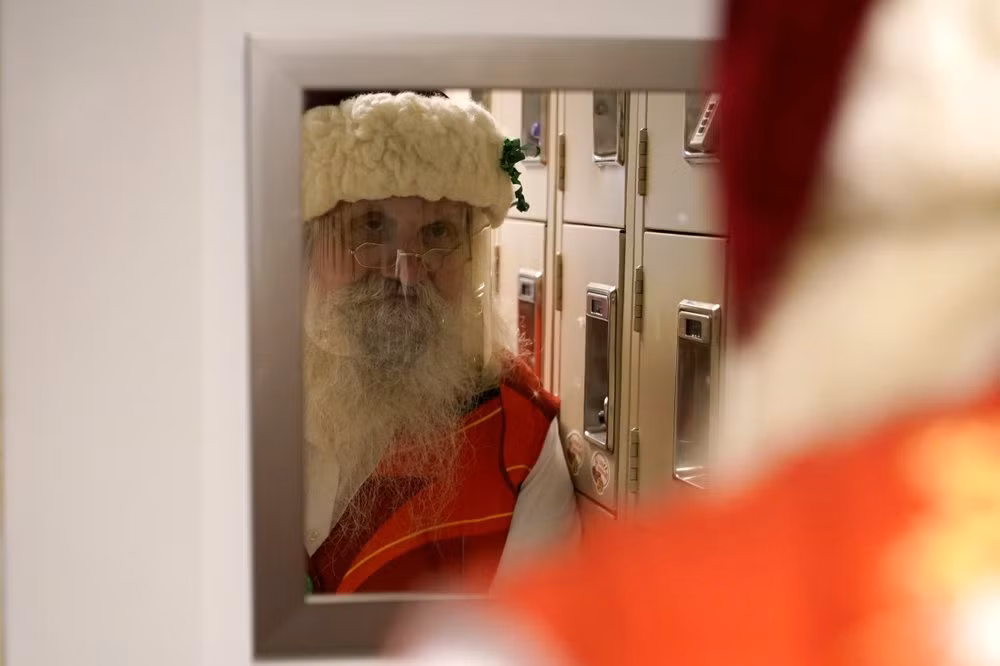 Ông Brad Six, người nhận làm ông già Noel suốt 35 năm qua, chia sẻ: “Điều tuyệt vời của công việc này là được tương tác với bọn trẻ. Song đó là điều không tưởng trong năm nay”. Ảnh: AP.