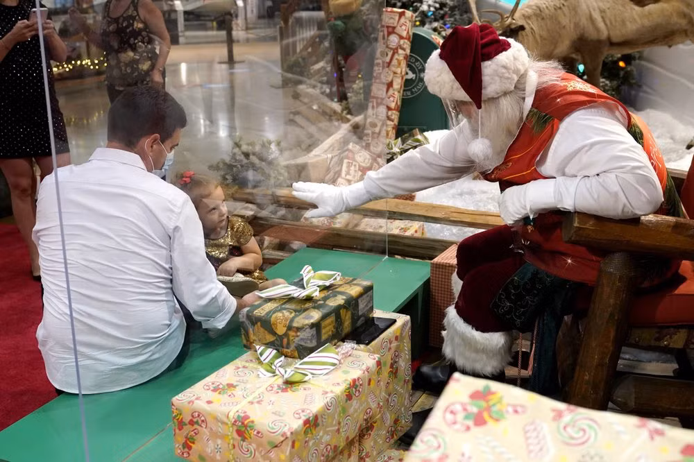 Ông Stephen Arnold, chủ tịch một hiệp hội ông già Noel hóa trang, cho biết: “Hầu hết người hóa trang thành ông già Noel đều thuộc nhóm có nguy cơ mắc bệnh cao. Họ đều cao tuổi, thừa cân, có thể mắc bệnh tiểu đường hoặc bệnh tim mạch”. Ảnh: AP.