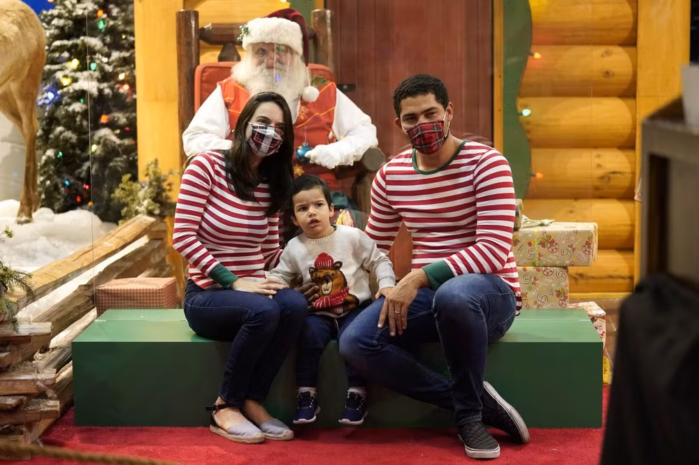 Gia đình Ferreira cùng con trai Enzo đang tạo dáng để chụp hình cùng ông già Noel tại cửa hàng Bass Pro Shops. Ảnh: AP.
