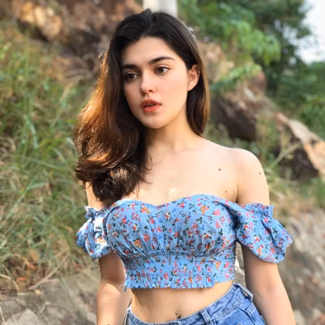 Nữ sinh 19 tuổi cao 162cm thường được mời làm người mẫu ảnh nhờ vóc dáng cân đối cùng gương mặt đẹp hút hồn.