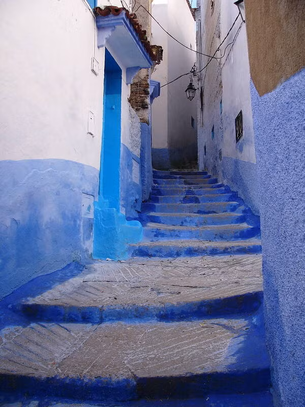 Tường, cửa sổ, cửa ra vào và thậm chí bậc thang ở thành phố Chefchaouen đều được sơn màu xanh.