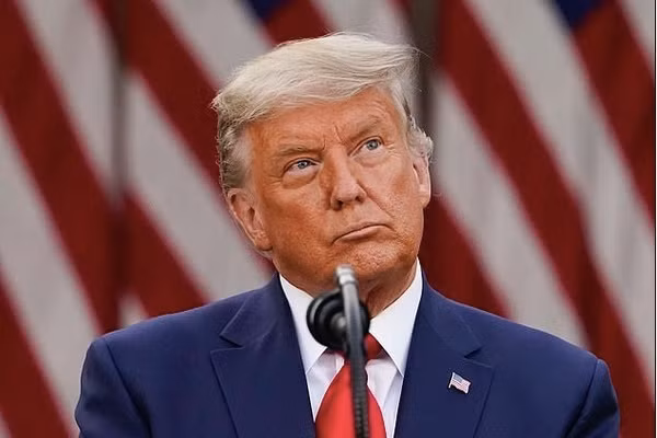 Ong Trump dinh to chuc bieu tinh vao ngay doi thu nham chuc?