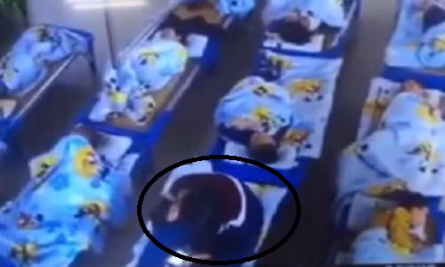 Giao vien mam non ngoi len nguoi tre de “ep” be ngu trua
