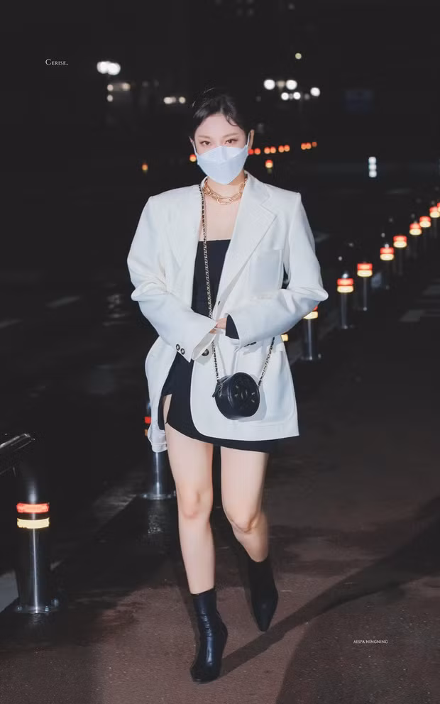 Theo Mydaily, Ningning - thành viên người Trung Quốc duy nhất của nhóm nhạc aespa - có sở thích diện trang phục bất chấp thời tiết. Mặc cho nhiệt độ ngoài trời có lúc âm 13 độ C, ca sĩ 18 tuổi diện quần đùi, để chân trần.