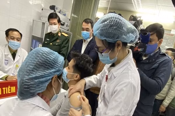 3 nguoi tinh nguyen tiem vac-xin ngua COVID-19 deu khoe manh