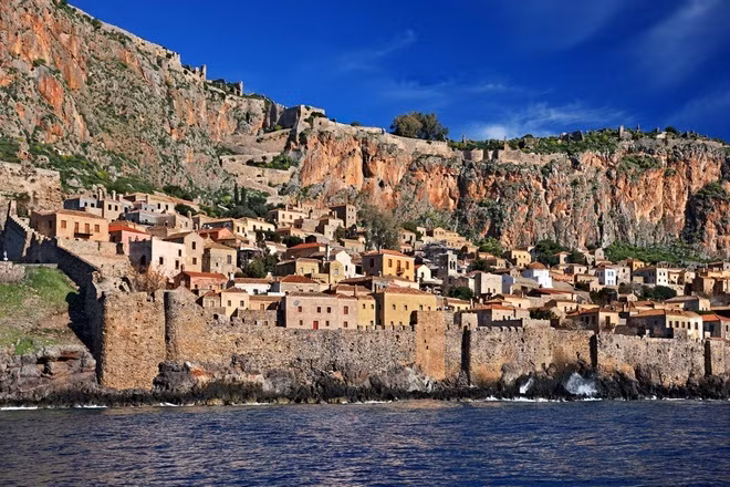 Monemvasia, Hy Lạp: Pháo đài đá Monemvasia nằm sát vách núi của vùng Peloponnese, Hy Lạp, bao quanh là biển Aegean. Đây là một pháo đài đá tự nhiên đã có từ thế kỷ thứ 6, nằm dưới sự cai trị của người Byzantine và Venice. Ngày nay, nơi này có thêm một thị trấn nhỏ với rất nhiều nhà thờ và tu viện.