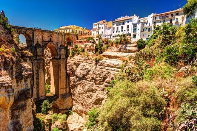 Ronda, Tây Ban Nha: Thị trấn Ronda được xây dựng trên đỉnh ngọn núi Moorish ở Tây Ban Nha từ thế kỷ 18. Tại đây có nhiều nhà hàng sang trọng, điểm tham quan hấp dẫn cùng cây cầu Puente Nuevo nổi tiếng. Bạn có thể đi bộ xuống bậc thang phía dưới cầu để chiêm ngưỡng những thửa ruộng bậc thang trong hẻm núi.