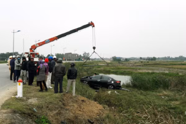 Toyota Vios tong bay cot moc lao xuong ruong, tai xe tu vong