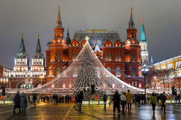 Nhiều thành phố của nước Nga, trong đó có thủ đô Moscow, đã trang hoàng rực rỡ đón năm mới 2021. Ảnh chụp tại Quảng trường Manezhnaya trước Bảo tàng Lịch sử ở thủ đô Moscow. (Nguồn ảnh: RBTH)