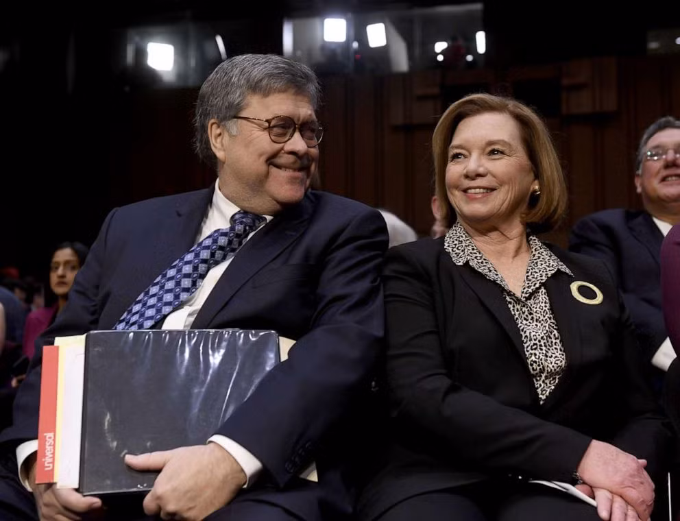 Về đời tư, ông Barr kết hôn với bà Christine Moynihan Barr vào năm 1973. Họ có 3 người con. Trong đó, con gái đầu của họ, cô Mary, từng là quan chức cấp cao trong Bộ Tư pháp Mỹ. Ảnh: Getty.