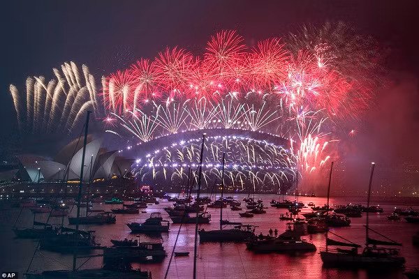 Người dân tại New Zealand và Australia,... đã được chào đón thời khắc chuyển giao giữa năm cũ 2020 và năm mới 2021 bằng những màn bắn pháo hoa rực rỡ trên bầu trời. Ảnh: Màn bắn pháo hoa hoành tráng tại cầu cảng Sydney, Australia. Ảnh: AP.