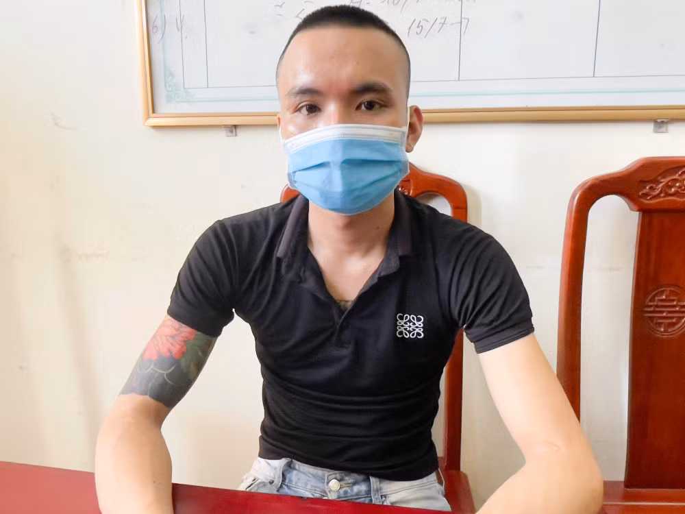 Bat giu 3 doi tuong nem bom xang vao nha can bo cong an-Hinh-2