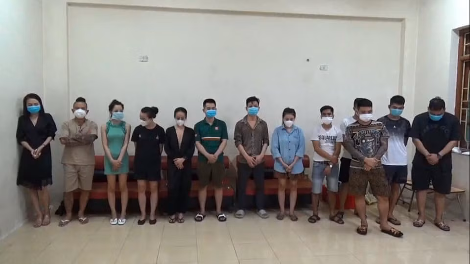 Tuyền cùng các đối tượng bị bắt khi đang sử dụng ma túy trong quán karaoke ở Ninh Bình