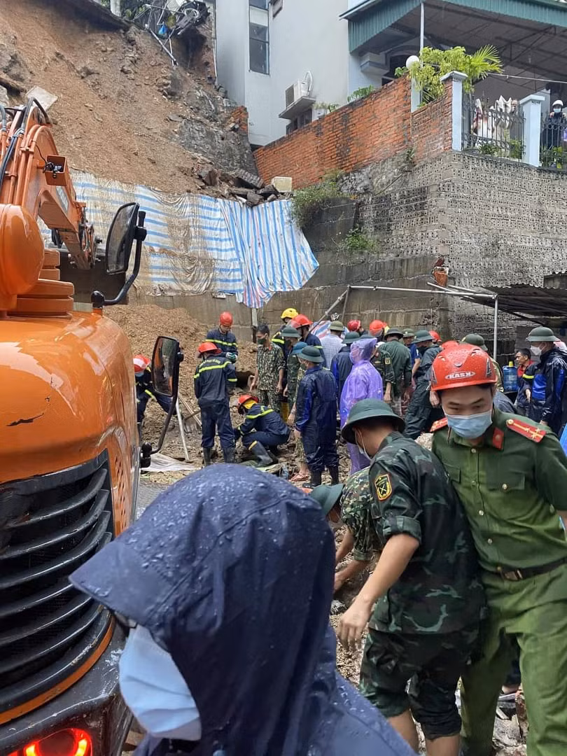 Đến khoảng 7h30 sáng cùng ngày,một thi thể đã được đưa ra khỏi đống đất đá. Đến 9h ngày 12/8, 4 nạn nhân đã được cứu hộ, đưa ra khỏi đống đất đá, trong đó chỉ có 1 người sống sót, 3 nạn nhân đã thiệt mạng.