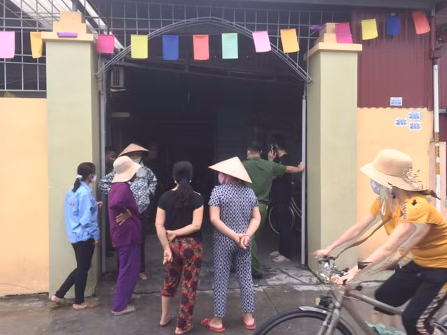  Chém vợ và chị vợ trọng thương rồi tự sát. Do mâu thuẫn cá nhân, khoảng 7h40 sáng 1/8, tại nhà mẹ vợ ở thôn Tiên Nông, xã Đại Bản, TP Hải Phòng, Phạm Văn Mạnh (SN 1983) đã dùng bình nước thủy tinh đập vào đầu vợ và dùng mảnh vỡ gây thương tích cho vợ. Khi chị gái vợ đến can ngăn cũng bị Mạnh dùng kéo gây thương tích. Sau đó, Mạnh cố thủ trong nhà và dùng kéo tự đâm vào cổ và ngực 4 phát tự sát. Cả ba người sau đó được đưa đi cấp cứu, vợ chồng Mạnh nguy kịch.