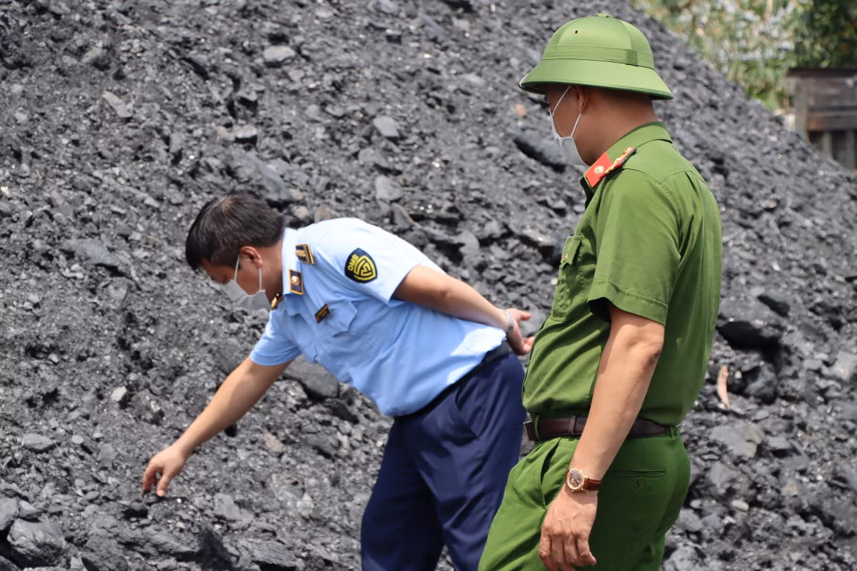 Phó Tổng Cục trưởng Hoàng Ánh Dương - Phụ trách Cục QLTT Hải Dương ví von: "Có những bãi mênh mông, mình đứng như đứng dưới chân đồi."
