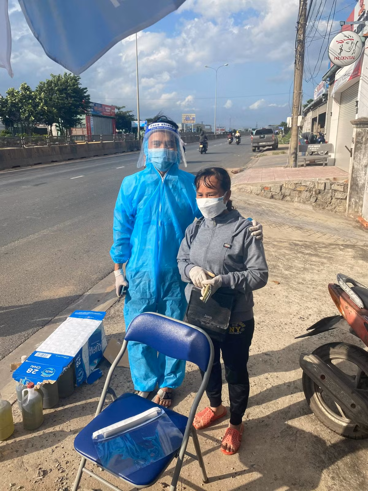 Danh tinh nguoi phu nu cam xap tien ho tro nguoi dan ve que tranh dich