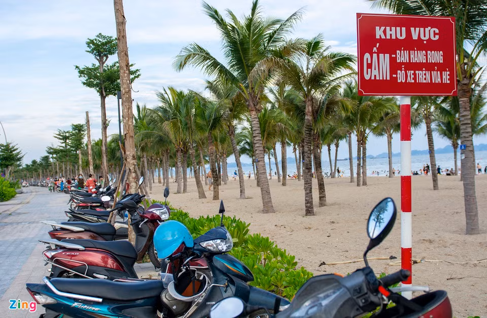 Trên vỉa hè hàng dài xe máy để ngay dưới tấm biển cấm bán hàng rong và cấm đỗ xe.