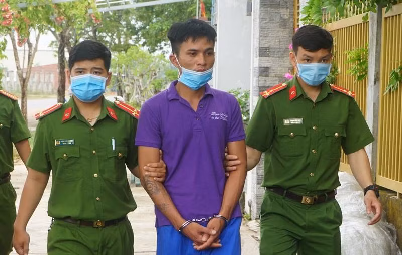  "Thụt" két sắt, cuỗm tài sản gần 200 triệu đồng ở cửa hàng nước giải khát: Phá két sắt trộm tài sản gần 200 triệu đồng ở cửa hàng đại lý nước giải khát thuộc xã Bình Nguyên (huyện Thăng Bình, Quảng Nam) Trần Ngọc Thương (SN 1995, ở Quảng Nam) bỏ trốn ở nhiều nơi Sau 2 tuần lẩn trốn, Thương bị cảnh sát "sờ gáy" khi đang ở một phòng trọ tại Quảng Ngãi. Ngày 11/6, Công an huyện Thăng Bình cho biết đang điều tra, làm rõ vụ việc. 