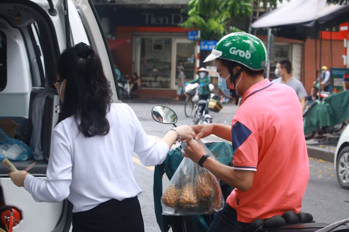 Chính vì câu nói xót xa của người đồng bào nghèo, ông Hải đã quay xe lại lều bán dứa mua hết số dứa của họ để mang về Hà Nội bán giúp họ. Ông Hải viết trên trang cá nhân "Bà con vui như Tết vậy".