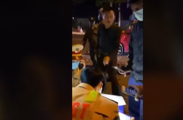  Thầy giáo thách đánh nhau với CSGT, tuyên bố "tao không sợ COVID-19": Sau khi xảy ra va chạm giao thông, ông Hồ Q.L. (47 tuổi, ngụ phường Thành Nhất, TP Buôn Ma Thuột, Đắk Lắk - là một thầy giáo) khi làm việc với CSGT nhưng có lời lẽ thô tục, liên tục thách thức đánh nhau. Được nhắc nhở đeo khẩu trang, người này thẳng thừng "tao không sợ COVID-19". Khi xảy ra sự việc trên, Công an TP Buôn Ma Thuột đã xử phạt ông L. về hành vi không chấp hành yêu cầu đo nồng độ...