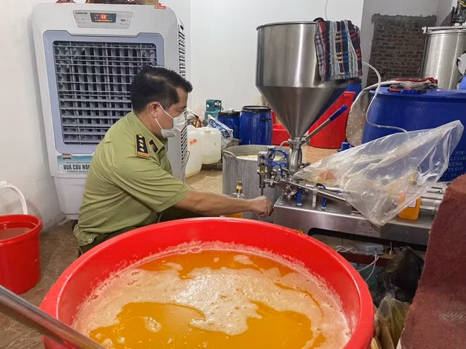 Trước đó, chiều 16/6, đội Quản lý thị trường số 11, Cục Quản lý thị trường Hà Nội phối hợp cùng công an huyện Thanh Oai bắt quả tang cơ sở sản xuất dầu gội đầu, sữa tắm tại 46 Tảo Dương, xã Hồng Dương, huyện Thanh Oai nhái các hãng nổi tiếng.