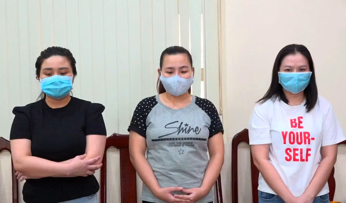  Mở văn phòng công chứng giả, chiếm đoạt hàng tỷ đồng của người mua đất: Ngày 18/6, Công an tỉnh Đồng Nai cho biết đã triệt phá một đường dây làm giả giấy chứng nhận quyền sử dụng đất, giả giấy chứng minh nhân dân, sổ hộ khẩu và mở văn phòng công chứng giả rất tinh vi. Để có tiền tiêu xài và trả nợ, các đối tượng đã bàn bạc với nhau làm giả giấy chứng nhận quyền sử dụng đất và tìm "con mồi" để bán lấy tiền chia nhau.