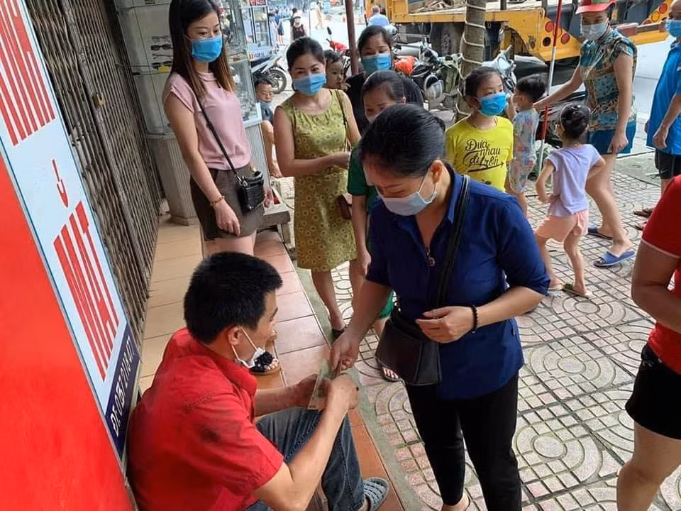 Hơn 1 ngày qua đã có rất nhiều người trên mọi miền Tổ quốc liên tục gọi điện hỏi thăm, động viên anh sớm vượt qua chuyện này. Khuya 9/6, nhiều người khi gọi điện hỏi thăm muốn ngỏ ý gửi tiền ủng hộ, giúp đỡ anh Pháp cũng thông báo đã nhận đủ ân tình của mọi người.