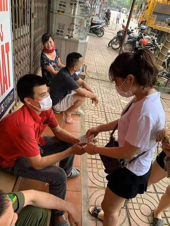 Thông qua báo chí, anh Pháp gửi lời cảm ơn chân thành, sâu sắc nhất tới tất cả mọi người đã ủng hộ, giúp đỡ anh trong thời gian vừa qua. Đồng thời nam tài xế cho biết, trong ngày 9/6, đã có một số tài khoản ngân hàng mạo danh anh để nhận tiền ủng hộ của mọi người. Anh khẳng định anh chỉ có một số tài khoản duy nhất của Ngân hàng Vietcombank mang tên Vương Văn Pháp còn những số tài khoản khác đều là giả mạo. 