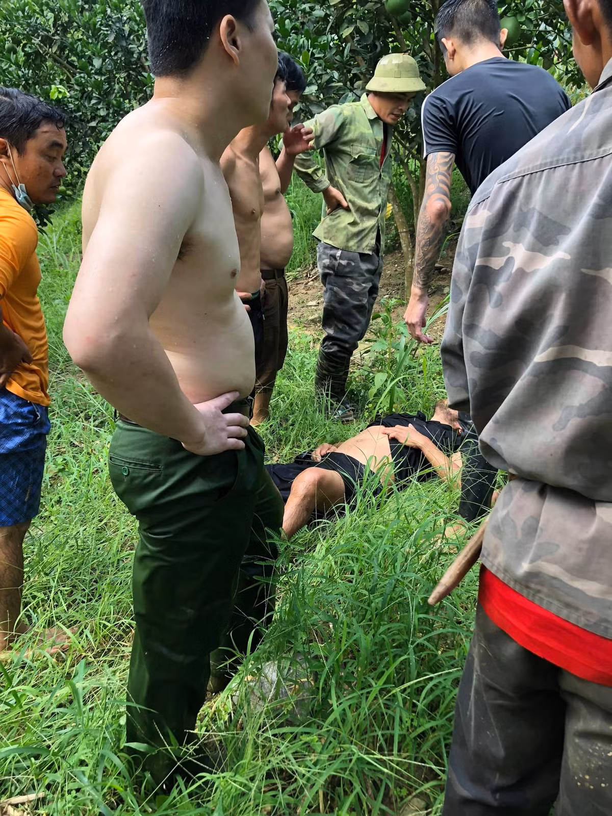 Nạn nhân được xác định là anh Trần Văn Nam, sinh năm 1974, trú tại thôn Đồng Đi, xã Kiến Thiết, huyện Yên Sơn, do bất cẩn đã trượt chân rơi xuống đập tràn và bị dòng nước cuốn trôi. Với sự hỗ trợ của một số người dân, nạn nhân đã dần hồi tỉnh và bày tỏ lòng biết ơn đồng chí Phó trưởng Công an xã. 