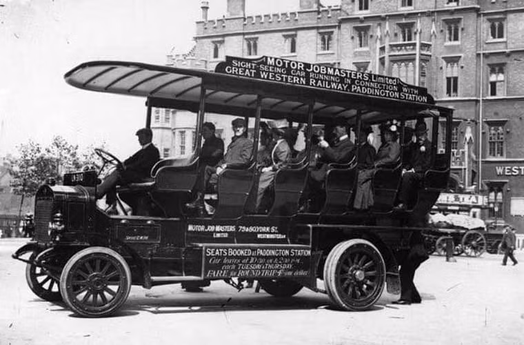 Xe buýt chở khách du lịch thăm quan quanh London từ nhà ga đường sắt Paddington năm 1907. Ảnh Telegraph