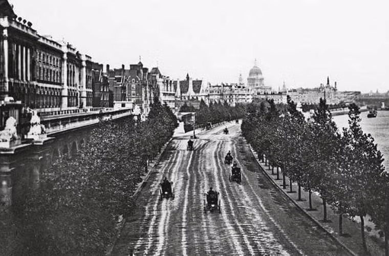Xe ngựa chạy dọc bờ kè sông Thames ở London khoảng giữa năm 1880. Thánh đường Thánh Paul ở phía xa xa. Ảnh Telegraph