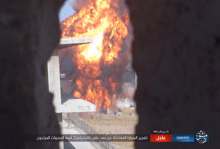 Khói lửa bốc lên ngùn ngụt trong cuộc giao đấu giữa IS và Jayash al-Islam tại Damascus. Ảnh: AMN.