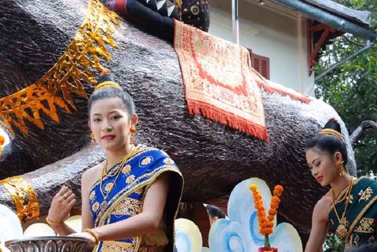 Người Lào cũng có phong tục té nước cầu may. Ngày Tết của người Lào không thể thiếu món lạp, bởi món ăn này được cho là sẽ đem lại nhiều may mắn. Ảnh: yarra64. 