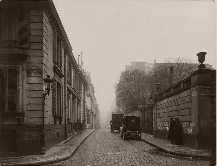 Con đường vắng vẻ trong một góc phố ở Paris hồi năm 1919.