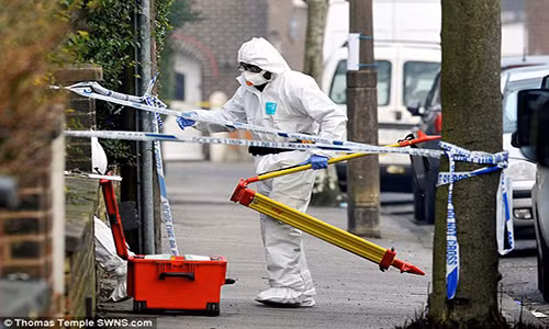 Ngôi nhà nơi phát hiện thi thể bị phong tỏa. Ảnh: Daily Mail.