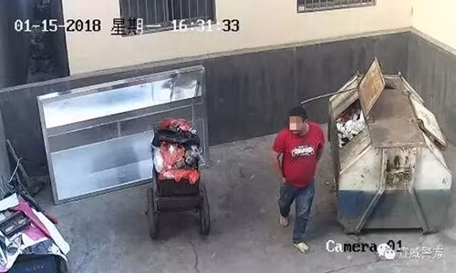 Người cha vô tâm vội vàng bỏ đi. Ảnh: Mirror.