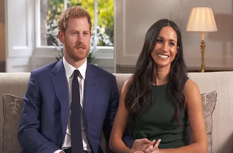 Hoàng tử Harry hẹn hò cùng nữ diễn viên Markle từ tháng 7/2016 nhưng mãi đến tháng 9/2017 họ mới chính thức công khai. Chuyện tình của Hoàng tử Harry từng tốn không ít giấy mực của báo giới Anh. Ảnh: US Weekly.