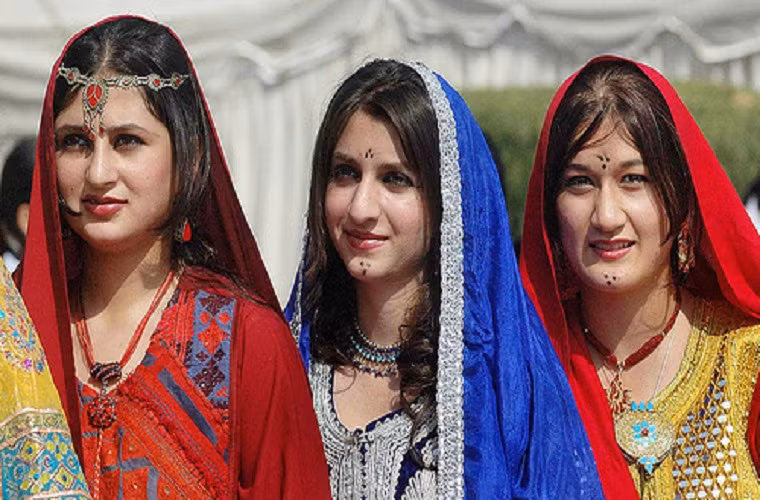 Ngày đầu năm mới, người dân Pakistan thường rắc phấn hồng tạo thành dòng chữ “Chúc mừng năm mới” ở bục cửa. Ảnh: Fanpop.com. 
