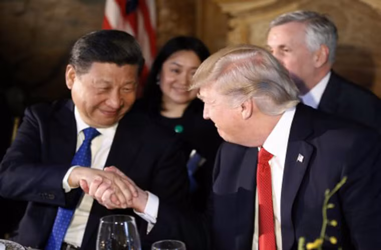 "Tôi không đổ lỗi cho Trung Quốc. Đâu ai có thể đổ lỗi cho một nước có khả năng lợi dụng một nước khác vì lợi ích của chính người dân nước họ?”, ông Trump viết trên Twitter ngày 9/11/2017, đồng thời quy trách nhiệm cho các chính quyền Mỹ trước đây vì gây ra “thâm hụt thương mại không kiểm soát được”. Ảnh: Business Insider.