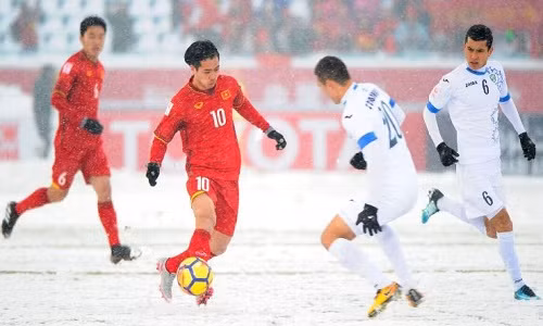 Các cầu thủ Việt Nam và Uzbekistan trong trận chung kết. Ảnh: ESPN.